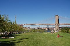 19-2 New York Brooklyn Heights Lawn With Brooklyn Bridge Behind